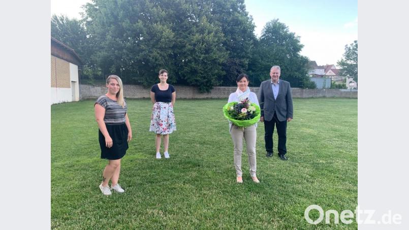 Neuwahlen beim Kreisjugendring Amberg-Sulzbach: Das neue Führungsduo bilden jetzt (von links) Carina Süß (Erste Vorsitzende) und Eva Mittag (Zweite Vorsitzende), hier auf einem Foto mit Cornelia Bäuml (ehemalige Vorsitzende) und Landrat Richard Reisinger. Bild: exb