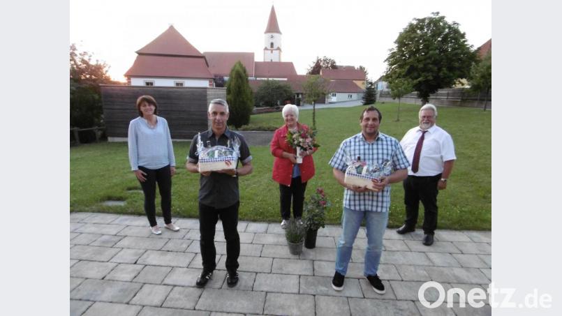 Pfarrgemeinderatssprecherin Ulrike Duschner, Georg Hirsch, Rita Gleißner, Bernhard Irlbacher, Pfarrer Arnold Pirner Bild: exb