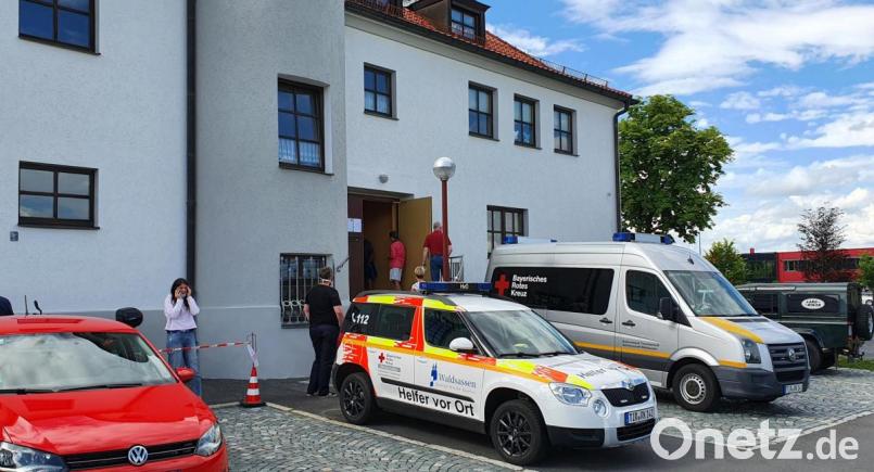 Im Abstand von 1,5 Metern standen die Blutspender draußen und warteten, bis sie eingelassen wurden. Es bildete sich immer wieder eine Warteschlange vor der Stadthalle. Im Innenraum waren die Liegen des Blutspendedienstes stets belegt. Bild: flm