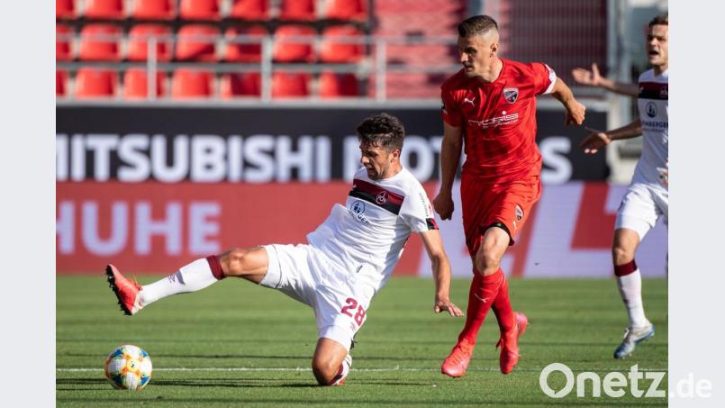 Lukas Mühl von Nürnberg (links) und Stefan Kutschke von Ingolstadt im Zweikampf um den Ball. Bild: Matthias Balk/dpa