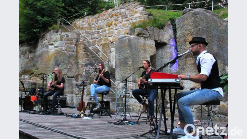Das kulturelle Leben nimmt wieder Fahrt auf: Frontfrau Susi Raith und ihre drei &quot;Spießer&quot; sorgen für beste musikalische Unterhaltung auf der Naturbühne Schönberg Bild: stg