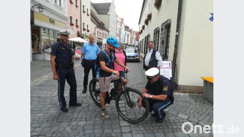 Die Aktion kommt bei allen Beteiligten sehr gut an. Auch bei den meisten der kontrollierten Radfahrern. Bild: exb