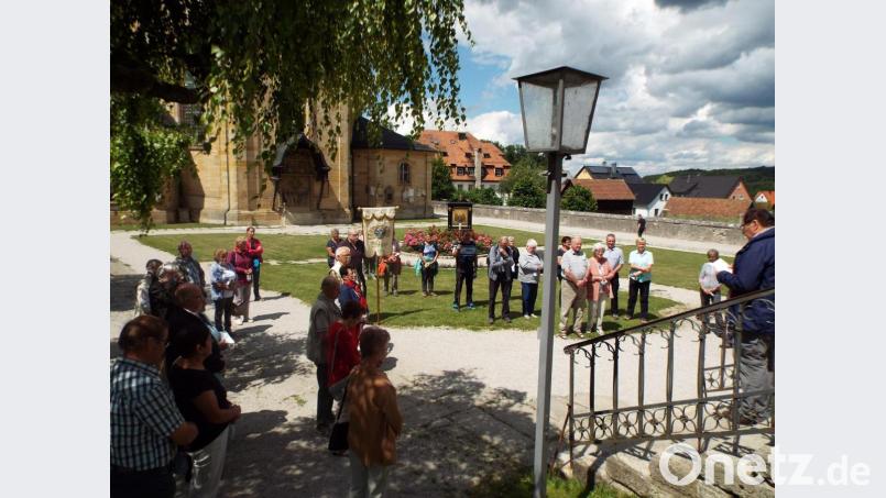 Vor dem Wallfahrtsamt trafen sich die Michelfelder zu einem Gebet vor der Lourdesgrotte, das Wallfahrtsführer Ernst Schalanda (rechts) vortrug. Bild: Sonja Müller