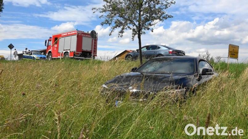 Nach der Kollision kam das Auto des vorfahrtsberechtigten BMW-Fahrers in einer Wiese neben der Fahrbahn zum Stehen. Bild: nic