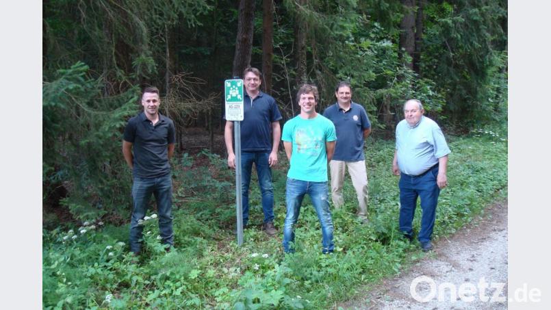 Die Initiatoren des neuen Rettungstreffpunkts bei Raigering sind (von links) Christopher Walz, Franz-Josef Kohl, Christian Reindl, Markus Lautenschlager und Johann Lotter. Bild: Amt für Ernährung,Landwirtschaft und Forsten Amberg/exb