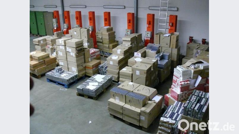 In 21 Boxpaletten hatten die Schmuggler Millionen Zigaretten versteckt und versucht sie über die Grenze nach Deutschland zu schmuggeln. Bild: Hauptzollamt Regensburg
