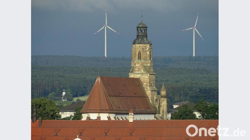 Die Aussicht vom Klinikum auf St. Georg, flankiert von zwei Windrädern. Und links im Bild ist auch noch Maria Schnee, ein Kirchlein bei Atzlricht zu sehen. Bild: Houschka