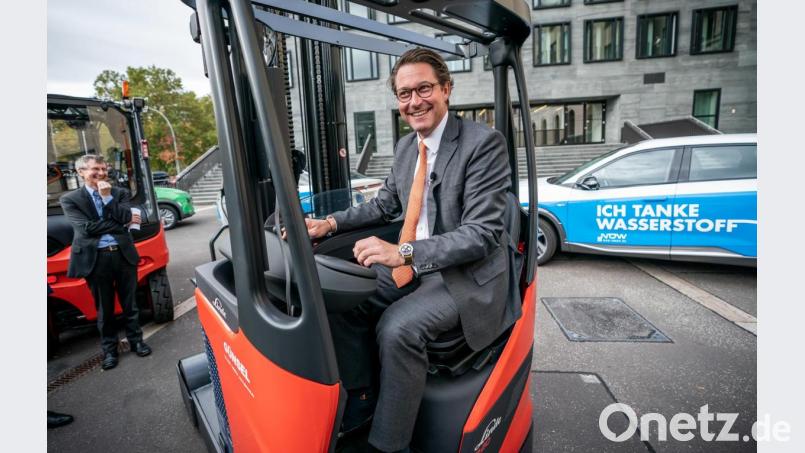 Bundesverkehrsminister Andreas Scheuer (CSU) inszeniert sich gerne als Macher, als Mann am Steuer. Archivbild: Michael Kappeler/dpa