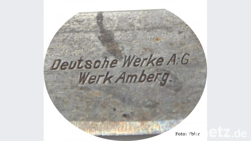 Die Detailaufnahme zeigt den Firmennamen Deutsche Werke A.G. Werk Amberg. In der „Königlich bayerische Gewehrfabrik“ wurden von 1801 bis 1918 auch militärische Messer (Blankwaffen) hergestellt. Die daraus gewonnenen Erfahrungen nutzte man später auch für die Herstellung von Küchenmessern. Bild: Hans Yberle
