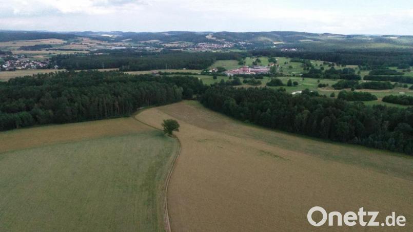 Beidseits des Feldweges unter dem die öffentliche Wasserleitung verläuft, wird die Freiflächenphotovoltaikanlage errichtet. Im Hintergrund der Ortsteil Schwanhof. Bild: bey