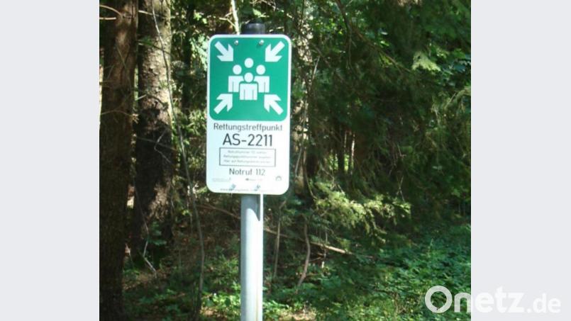 Dieses Schild markiert den neuen Rettungstreffpunkt AS–2211. Bild: Amt für Ernährung,Landwirtschaft und Forsten Amberg/exb