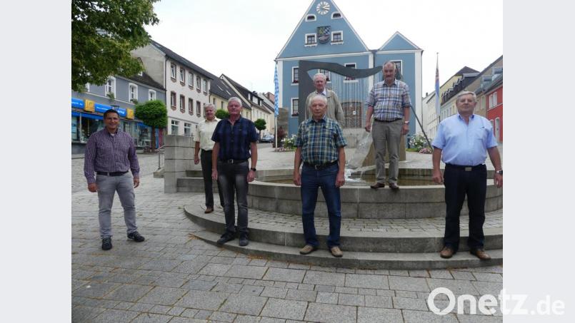 Bürgermeister Marcus Gradl (links) vereidigt (von rechts) die Feldgeschworenen Johann Rupprecht, Werner Schreml und Alfons Ficker. Dem Zeremoniell wohnen (von links) Hermann Prölß, Max Hesl und Heinz Jantschik bei. Bild: rn