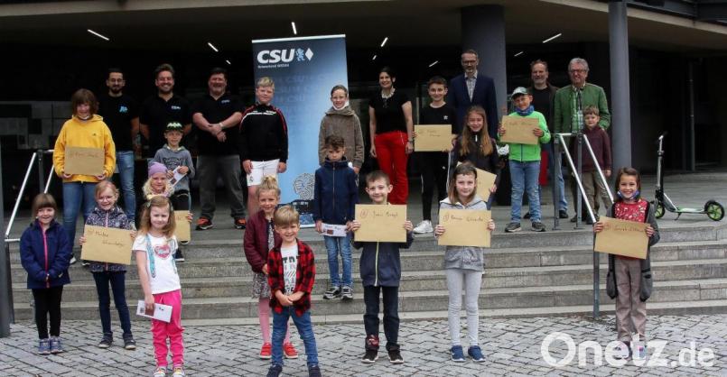 Ohne Preis ging keiner der jungen Künstler nach Hause. Als Juroren arbeiteten Inge Dick, Thomas Plank und Karl Georg Haubelt (rechts neben dem Roll-Up, von links). Die Preisverleihung leitete CSU-Ortsvorsitzender Michael Dutz (oben, Zweiter von links). Bild: wro
