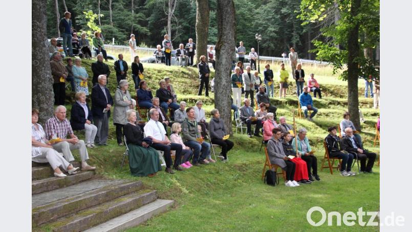 Zum ersten Mal zelebrierte Stadtpfarrer Konrad Amschl (rechts) das Bergfest an der Bärnauer Steinbergkirche. Für den Freiluftgottesdienst hatten die Gläubigen zum Teil eigene Klappstühle dabei. Bild: kro