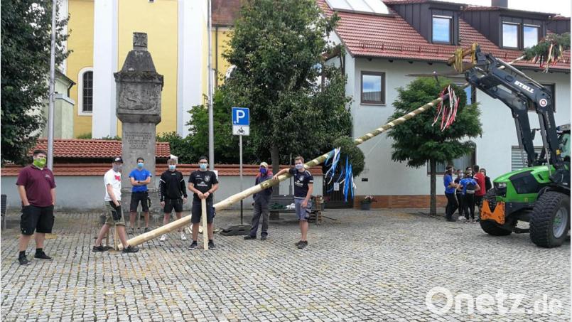Die Königsteiner Kirwaboum stellten am Samstagnachmittag den Kirchweihbaum nicht am Sportplatz, sondern ausnahmsweise am Marktplatz auf. Bild: wku