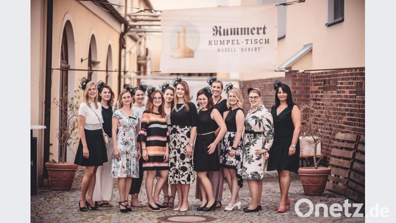 Nun ist auch Ladies‘ Circle Amberg Vollmitglied. Dem neuen Serviceclub gehören aktuell zwölf Damen an. In der Mitte mit der neuen silbernen Amtskette Charterpräsidentin Nicole Asmus, rechts neben ihr Vizepräsidentin Ann-Julie Trepesch. Bild: MG Fotografie/exb