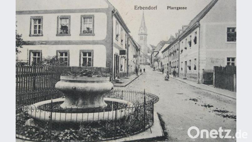Der Springbrunnen in der Pfarrgasse auf einer Postkarte um das Jahr 1920. Bild: njn
