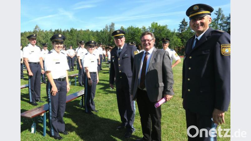 Polizeidirektor Stefan Beil, Staatssekretär Gerhard Eck und Präsident Wolfgang Sommer (von rechts) suchten nach der Vereidigung das Gespräch mit den Nachwuchskräften. Bild: Hirsch