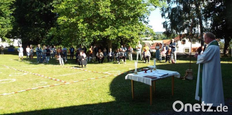 Pfarrer Wolfgang Bauer zelebrierte den Gottesdienst auf der Pfarrwiese. Bild: e