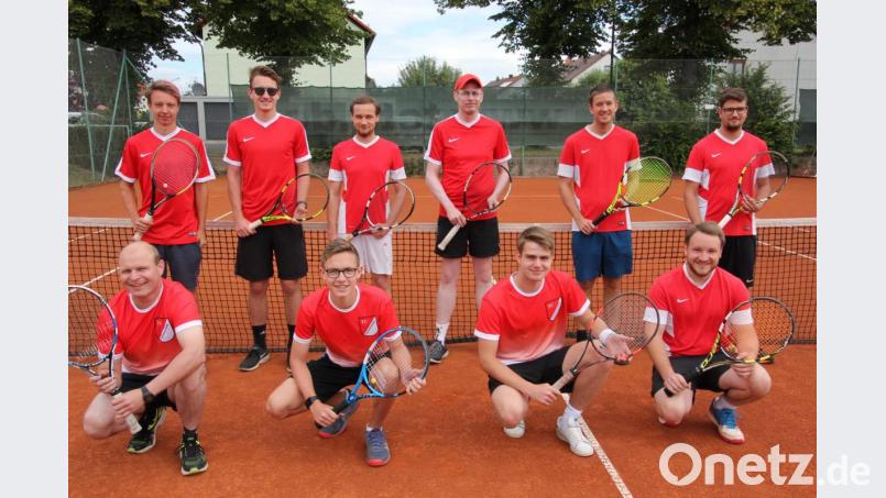 Die 1. Herrenmannschaft (stehend) des TC Tirschenreuth spielt mit einer Sechser-Mannschaft in der Bezirksklasse II, während die 2. Herrenmannschaft (hockend) in der Kreisklasse I antritt. Bild: kro