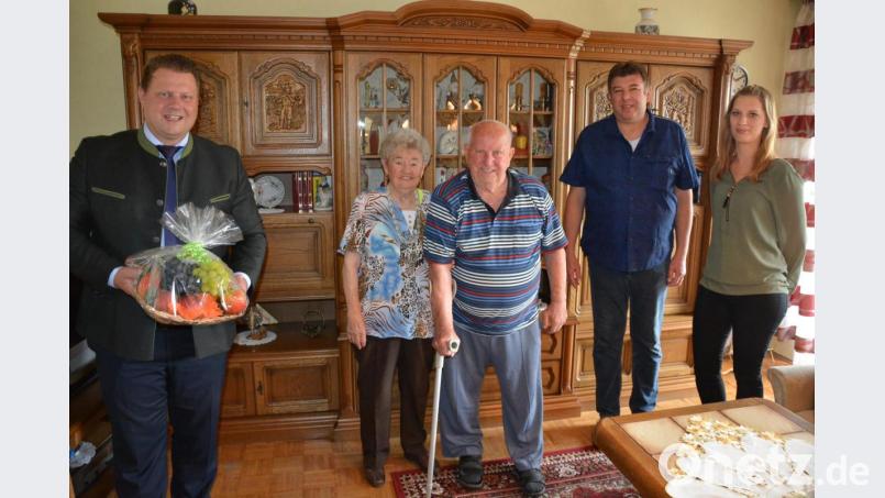 Viele Glückwünsche zum 90. Geburtstag gab es für Barbara Lettner, hier im Bild mit Ehemann Erwin. Es gratulierten unter anderem Neffe Harald Gebauer (Zweiter von rechts) und Carolin Pokorny sowie Bürgermeister Stefan Grillmeier. Bild: jr