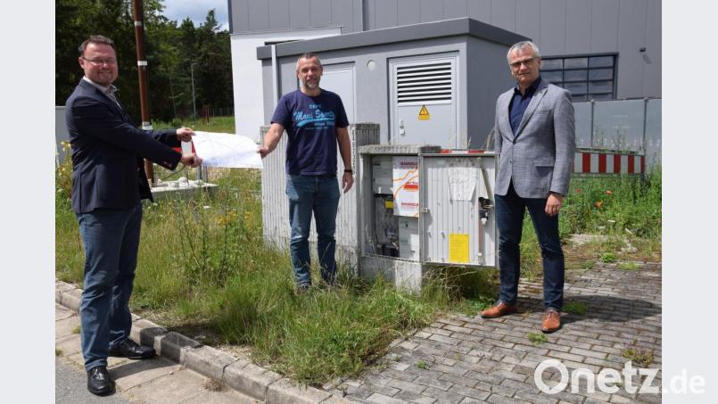 Hohenburg beleuchtet sein Gewerbegebiet Aichaberg mit LED: Darüber freuen sich (von links) Bürgermeister Florian Junkes sowie die Vertreter des Bayernwerks, Projektleiter Jürgen Hauer und Kommunalbetreuer Stephan Liebl. Bild: bö