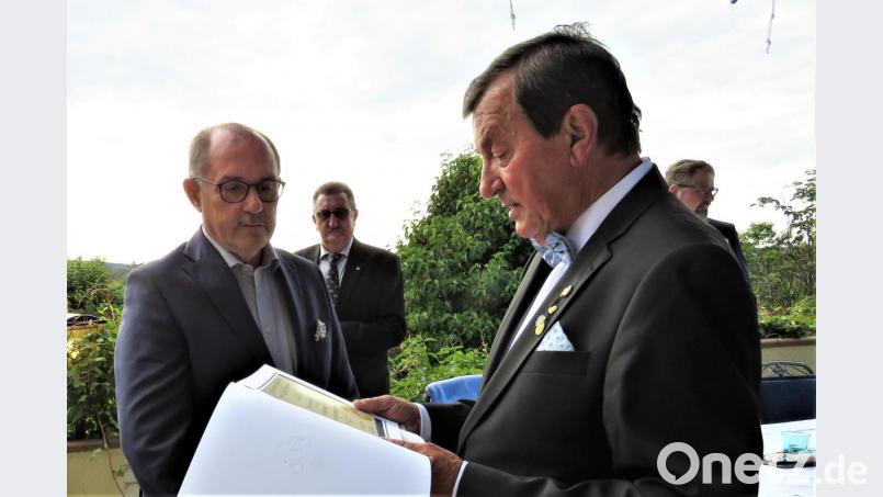 District Governor Franz Göhl (rechts) ernennt Rudolf Winter zum „Lion auf Lebenszeit“. Bild: ubb