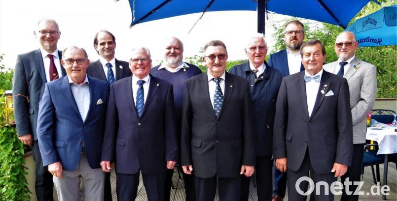 Die Führungsmannschaft der Lions. Von links Sekretär Peter Beer, Gründungsmitglied Rudolf Winter, Clubmaster Dominik Neitz, Past-Präsident Albert Saller, der Geschäftsführer des Lions-Hilfswerks, Franz Fuchs, Präsident Hans-Jürgen Jokiel, Zweiter Vize-Präsident Walter Fiedler, Erster Vize-Präsident Volker Höcht, Governor Franz Göhl und Schatzmeister Ludwig Reber. Bild: ubb