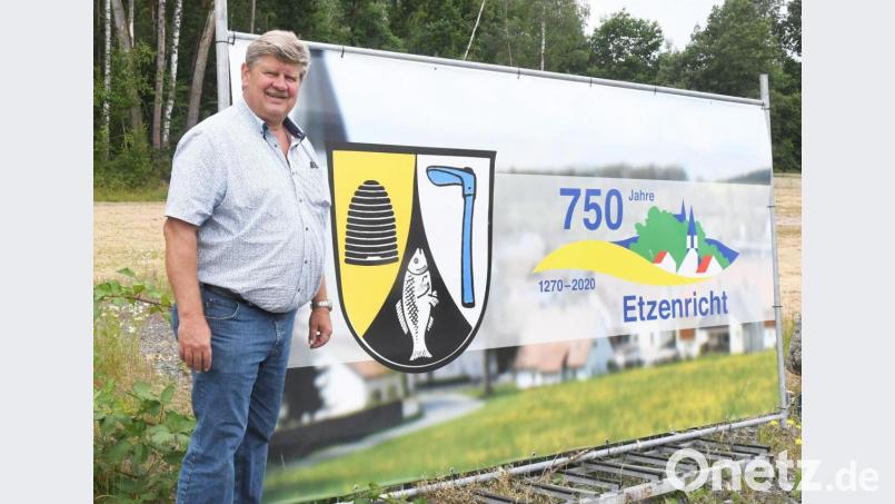 Das Plakat bleibt, aber dahinter verbergen sich keine Feste, Konzerte, Theateraufführungen und Kommersabende. Bürgermeister Martin Schregelmann tut es leid, dass nahezu alle geplanten Veranstaltungen zum Gemeindejubiläum der Coronagefahr zum Opfer fallen. Bild: Gabi Schönberger