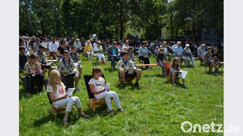 Viele Gläubige waren am Sonntagvormittag bei herrlichem Wetter zum feierlichen Gottesdienst in den Stadtpark „Wiendlwiese“ gekommen. Bild: jr
