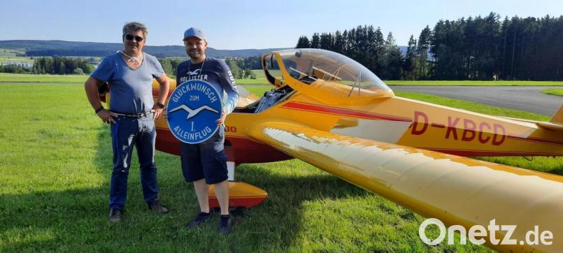 Ausbildungsleiter Markus Klemm (links) gratuliert dem gelehrigen Flugschüler Patrick Will aus Wiesau vor dem neuen Motorsegler D-KBCD. Bild: gdö