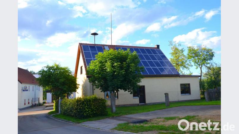 Seit vielen Jahren profitieren Ortsfeuerwehr, Schützenverein und Dorfgemeinschaft von der Sonnenstromanlage auf dem Schützenhaus im Ortsteil Reichenau. Die Marktgemeinde bezuschusst nun weitere Anlagen auf privaten Dächern mit einem eigenen Programm. Bild: fjo