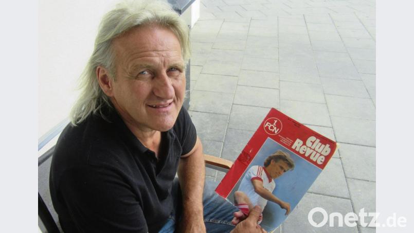 Norbert Wagner mit einem Club-Magazin von 1984. Damals wurde der junge Oberpfälzer den Fans vorgestellt. 	Bild: mr Bild: mr