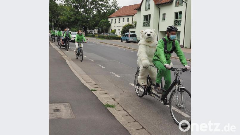 Greenpeace auf der Fahrt durch Weiden, hier an der Friedrich-Ebert-Straße, wo Autos oft eng an Fahrrädern vorbeifahren. Bild: Bühner