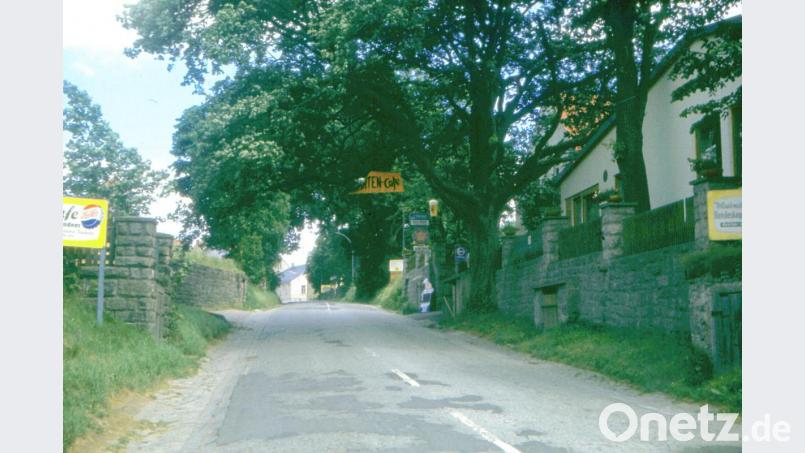 Irgendwie vertraut und doch ganz anders: Ein 50 Jahre altes Foto vom westlichen Ortseingang überliefert noch mehrere Zugänge zu Felsenkellern direkt an der Hauptstraße. Archivbild: fjo
