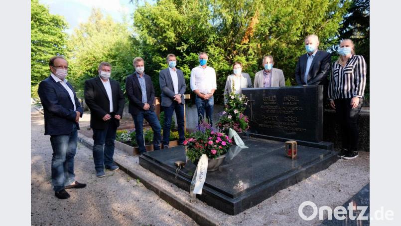 Am 6. Juli wäre der ehemalige Bürgermeister Willi Bösl 100 Jahre alt geworden. Die CSU-Fraktion traf sich zum Gedenken an Bösls Grab (von links): Hans-Jürgen Schönberger, Martin Merkl, Manuel Falk, Fraktions-Chef Christian Gnan, Bürgermeister Hermann Falk, stellvertretende Bürgermeisterin Bärbel Birner, CSU-Ehrenvorsitzender Werner Schulz, Josef Luber und Michaela Meier. Bild: u