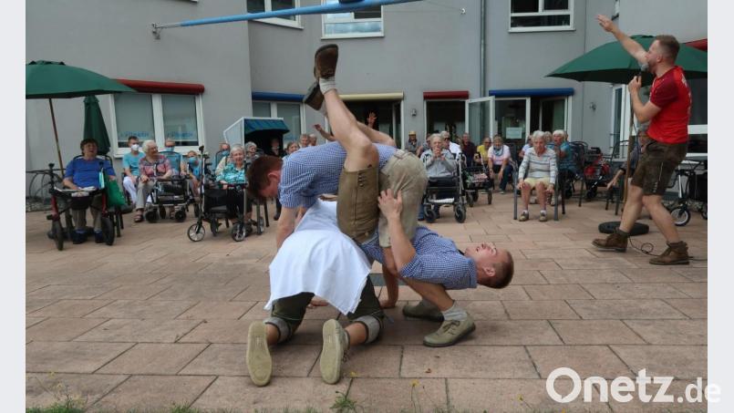 Zur Erheiterung von Senioren kann man sich schon auch einmal den Rücken krumm machen. Bild: Kunz