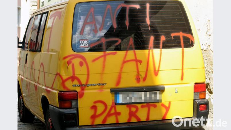 Auch am VW Bus einer Freundin von Winni Rudrof haben sich ein oder mehrere Unbekannte zu schaffen gemacht. Bild: Stephan Huber
