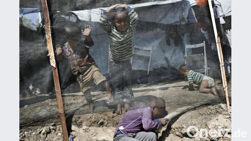 Kinder und Jugendliche haben unter den katastrophalen Zuständen in griechischen Flüchtlingslagern besonders zu leiden. Archivbild: Petros Giannakouris/AP/dpa