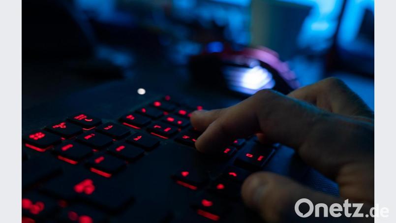 Ein Mann sitzt am Rechner und tippt auf einer Tastatur. I Bild:  Nicolas Armer/dpa