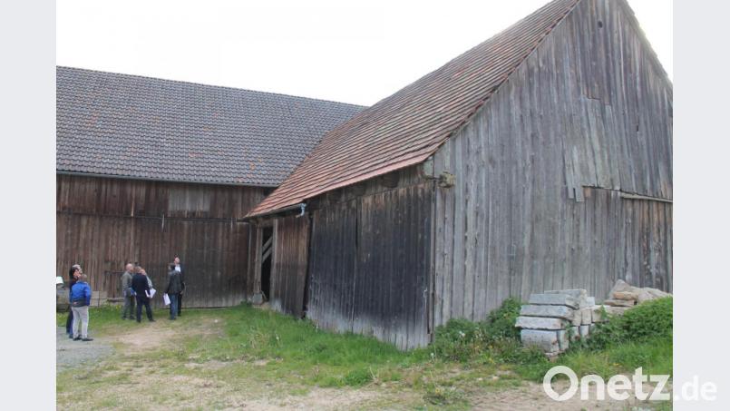 Im Vorjahr hatten Mitglieder der Teilnehmergemeinschaft Thanstein den Dorfstadl im Tradweg besichtigt. Der Gemeinderat hat nun grünes Licht gegeben, dass das Gebäue auf den Dorfplatz umziehen kann. Archivbild: dl
