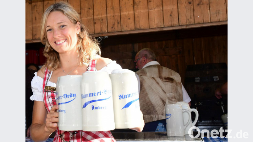 So kennen Claudia Mai viele. Während der Bergfestwoche bringt sie Bier, Radler und Weizen mit einem Lächeln an den Tisch. Schöner könnte das Leben kaum sein. Dieses Jahr müssen die Amberger auf ihr geliebtes Bergfest verzichten. Nächstes Jahr findet es hoffentlich wieder statt. Dann wäre auch die 33-Jährige wieder dabei. Archivbild: Petra Hartl