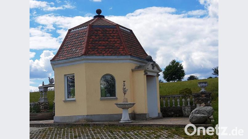 Das Gebäude am Ortsrand von Fuhrmannsreuth fällt von weitem auf. Drinnen findet sich die Sammlung wertvollen Porzellans von Hendrik Zaus. Er hat den Bau in zweijähriger Arbeit ohne eine Stunde fremde Hilfe errichtet. Bild: ld