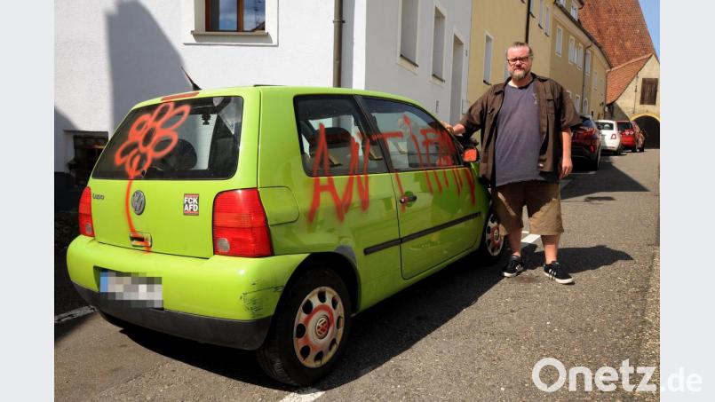 In der Nacht auf Montag ist der Lupo von Winni Rudrof mit Spraydosen verunstaltet worden. Bild: Stephan Huber