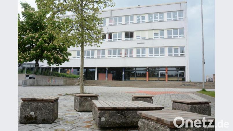 Zur gemeinsamen Begrüßung aller Abiturienten dürfen die Eltern noch nicht mit in die Aula des Eschenbacher Gymnasiums. Sie müssen zunächst noch draußen auf dem Pausenhof warten. Bild: Gabi Schönberger