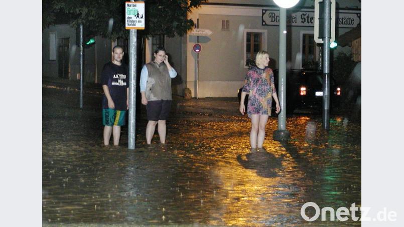Die Raigeringer Dorfmitte am 28. August 2002: Die Einheimischen stehen im knöcheltiefen Wasser. An anderen Stellen ist es teilweise noch dramatischer. Bild: exb