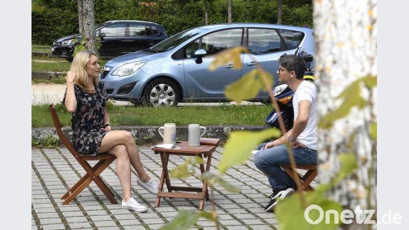 Dort, wo Claudia Mai sonst Bierkrüge durchs Zelt schleppen würde, nimmt sie sich Zeit für ein entspanntes Gespräch mit Oberpfalz-Medien. Bild: Petra Hartl