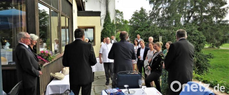 Viele Gäste nahmen am Festakt teil, zu dem Past-Präsident Albert Saller (links, mit Frau Gaby) eingeladen hatte. Bild: ubb
