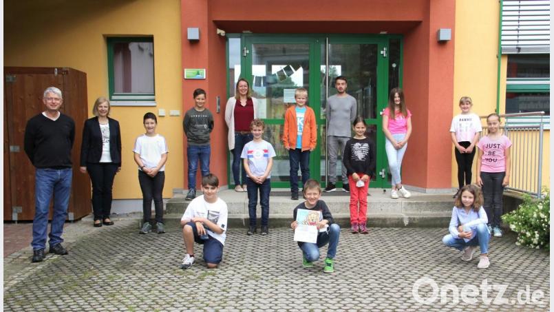 Um die Abstandsregeln einzuhalten konnte nur die vierte Klasse der Grundschule Niedermurach bei der Übergabe der Urkunde dabei sein. Für das Foto durften alle kurz die Masken abnehmen. Den Einsatz der Schüler lobten (von links) Zahnarzt Stefan Gollwitzer, Rektorin Ortrud Sperl sowie (hinten an der Eingangstüre) die Klassenleiter Fiona Hauser-Kroner und Stefan Schultes. Bild: Josef Böhm