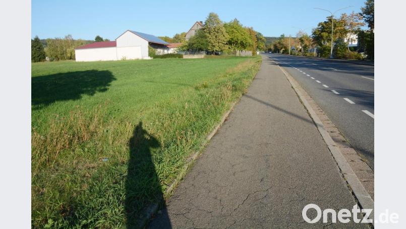 Der Streit um die Bebauung im Außenbereich der Vohenstraußer Straße eskaliert weiter: Der Bauausschuss will der Weisung der Regierung nicht folgen und seine Beschlüsse für eine Baugenehmigung dort nicht zurückziehen. Bild: Gabi Schönberger